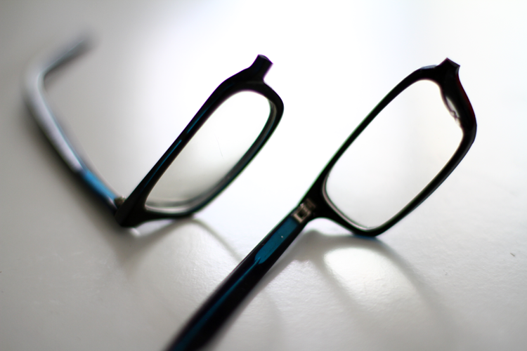 Kate s'est fait voler ses lunettes,... par un singe !