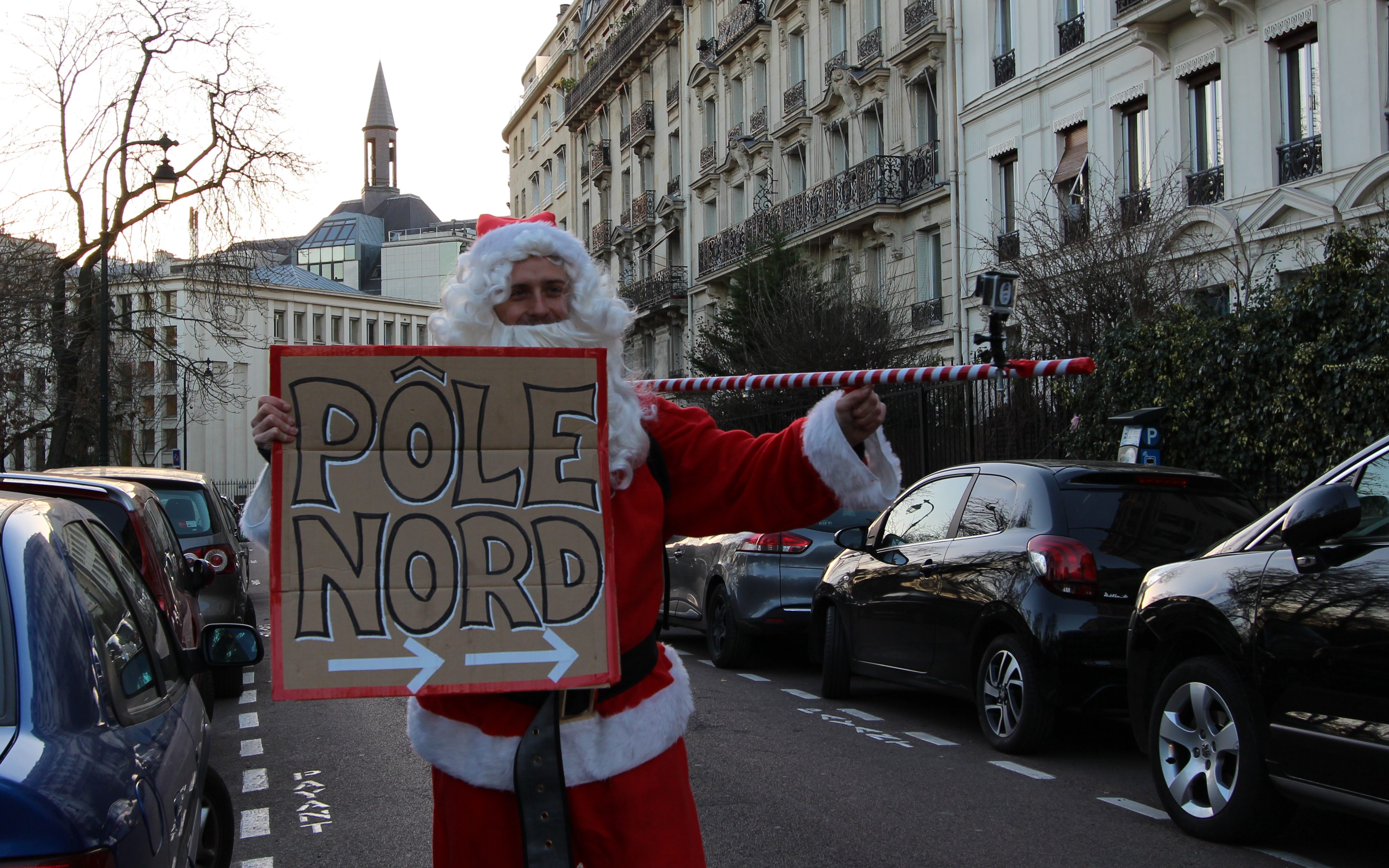 Objectif Laponie en autostop déguisé en Père Noël