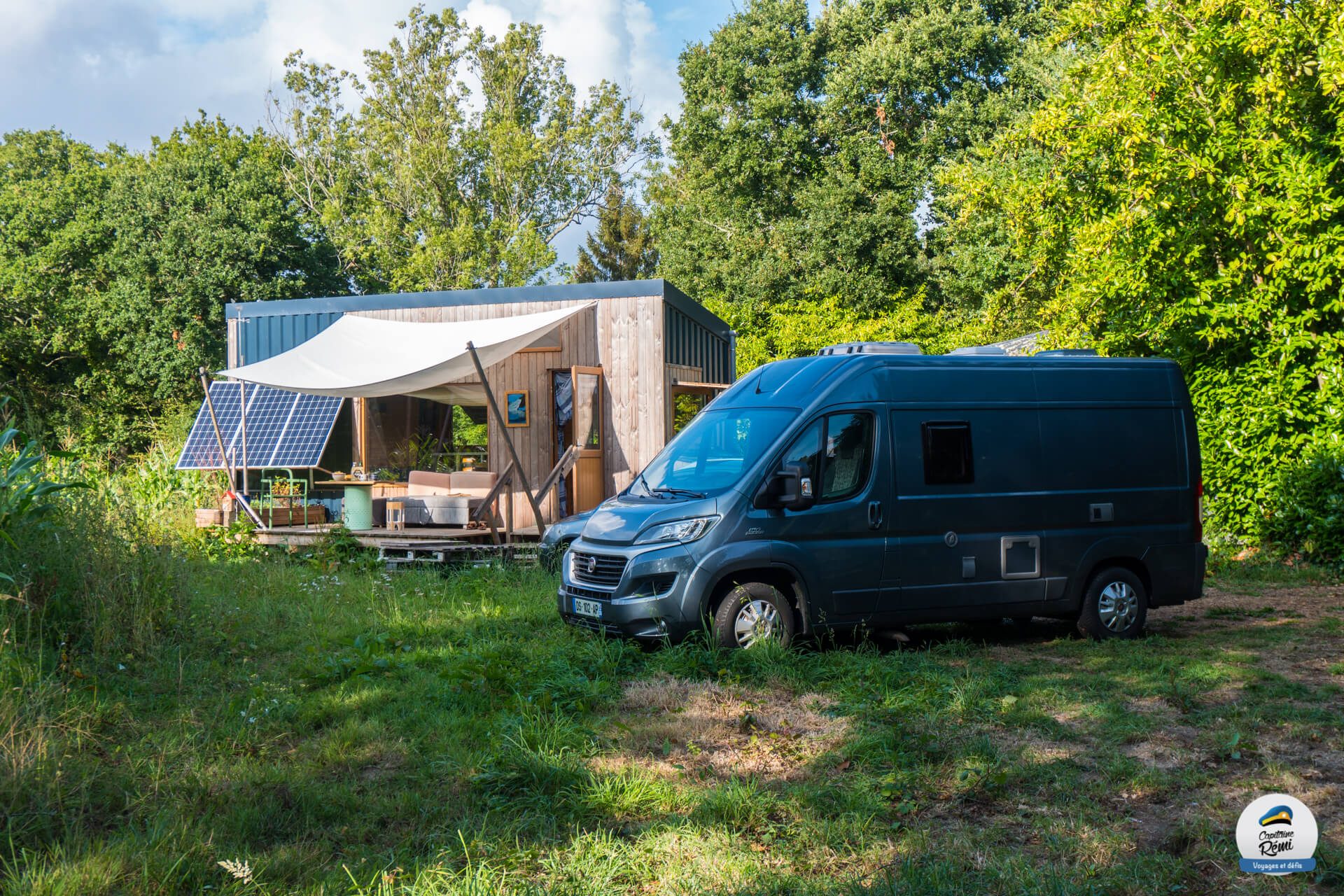 garer son van dans un champs