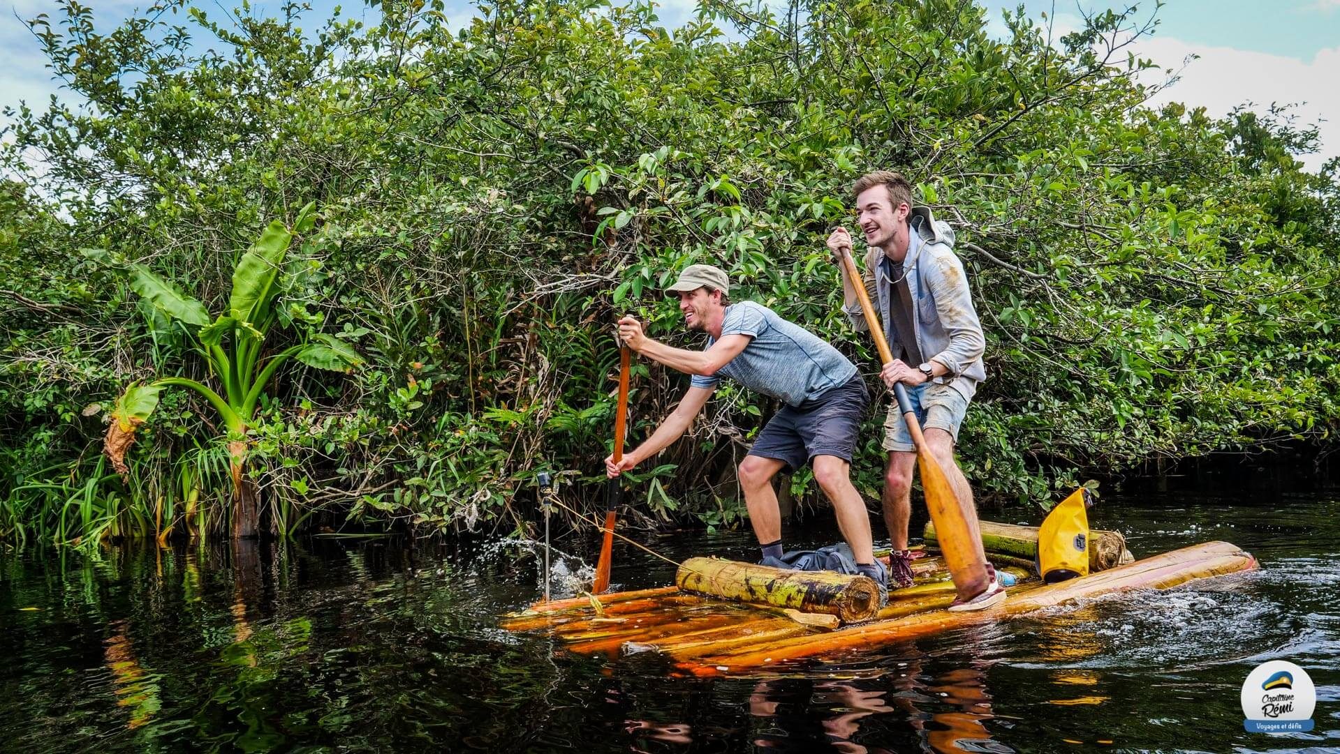 Justin et Rémi sont sur un radeau