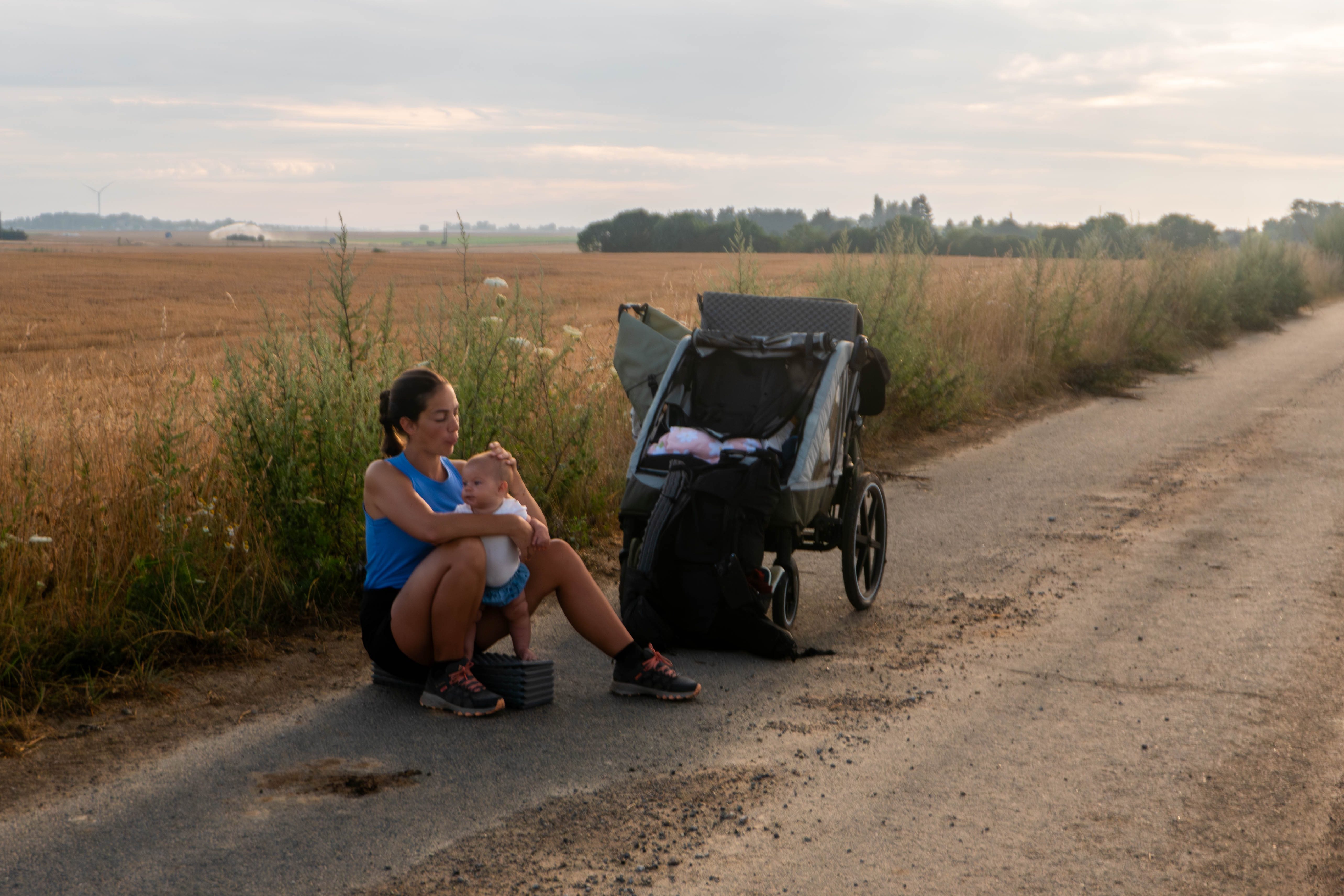 Pause bébé allaitemet au milieu des champs