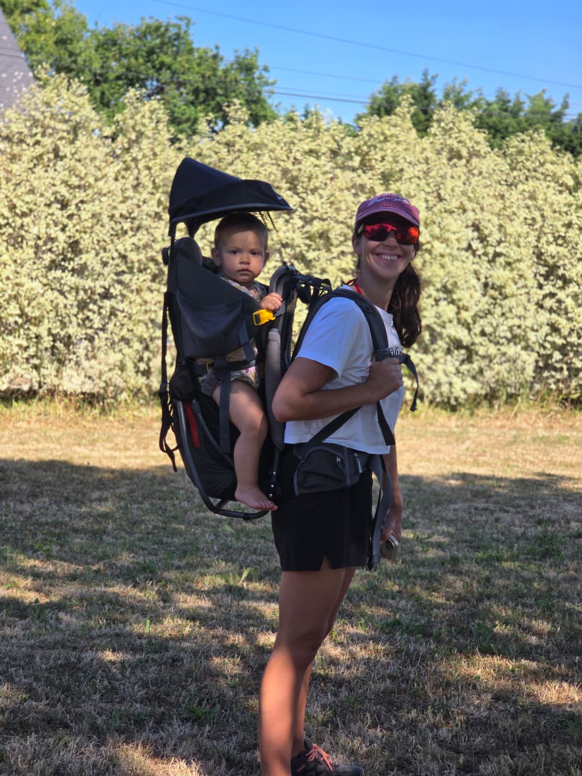 Anaëlle prépare le sac avec le nécessaire pour bébé