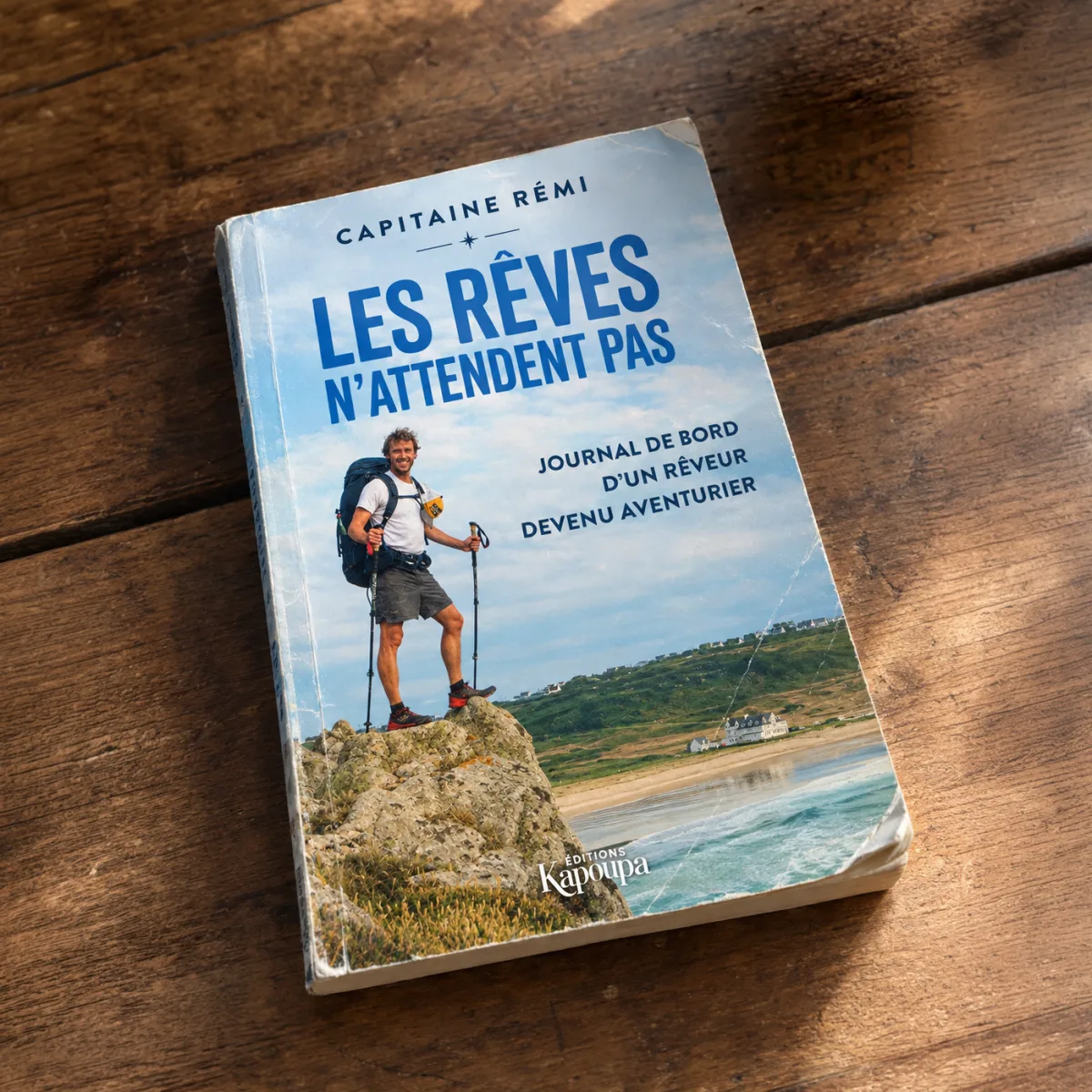 Les Rêves n'attendent pas, posé sur une table en bois