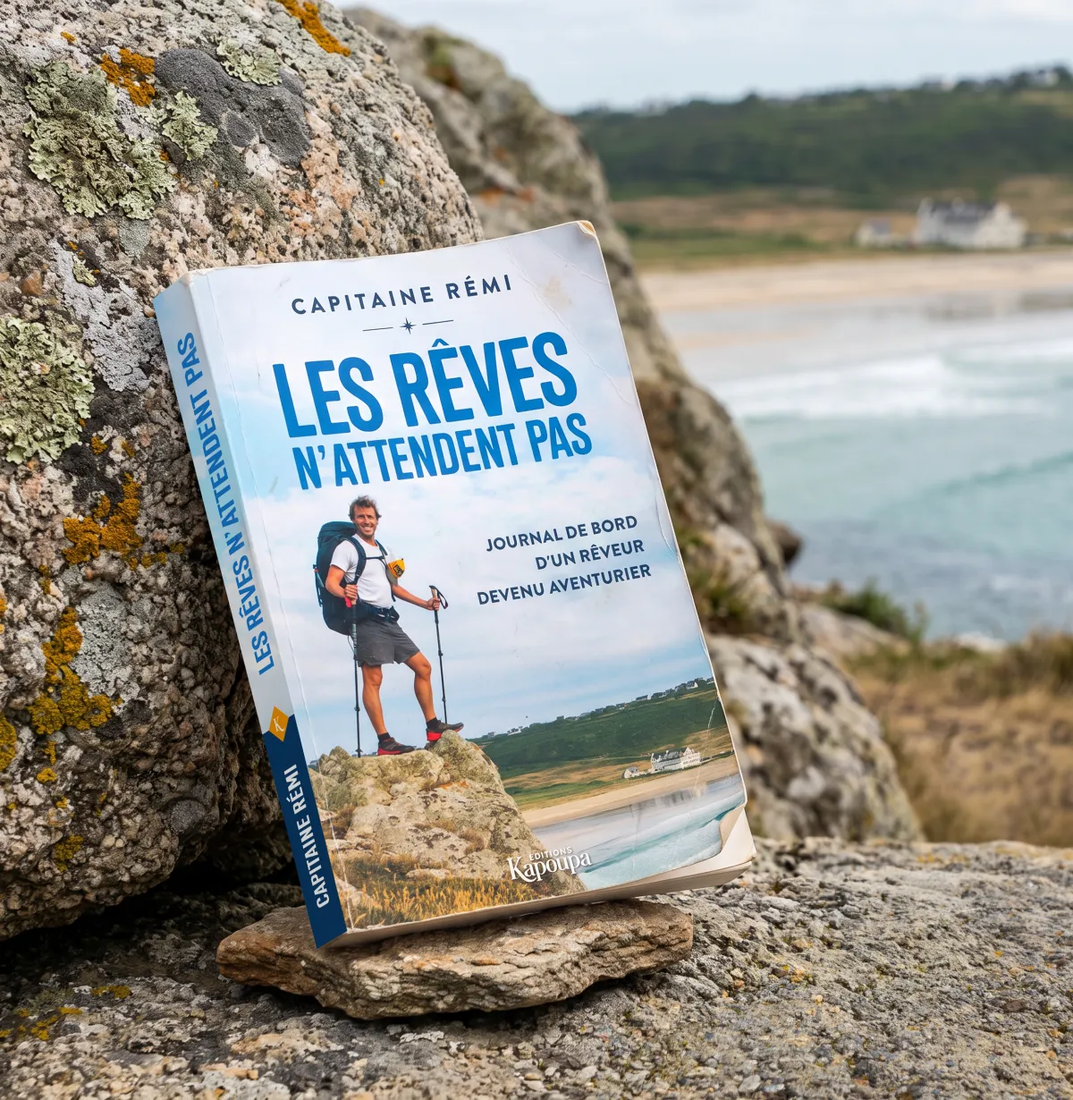 Les Rêves n'attendent pas, posé sur les rochers en Bretagne